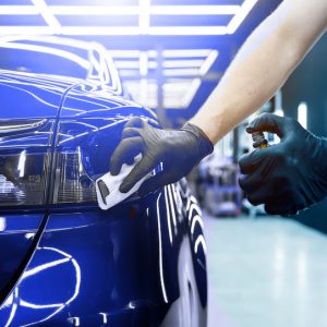 auto-service-arbeiter-der-eine-nano-beschichtung-auf-ein-auto-auftraegt_179755-10082 (1)